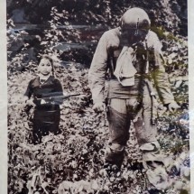 Picture in a shop: A US Aur Force Lieutnant is held captive by a young North Vietnamese Girl Soldier