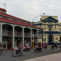 Casa de Hierro (right) on the main square of Iquitos
