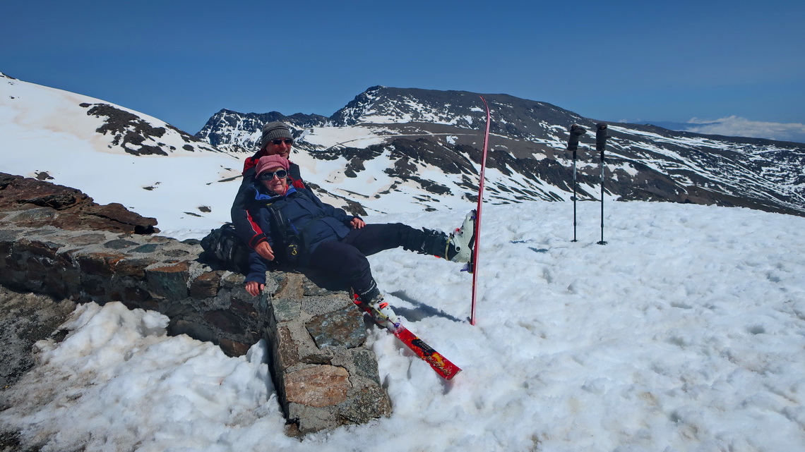 Marion and Alfred with the peaks La Alcazaba and Pico de Mulhacén which we climbed up in May 2023