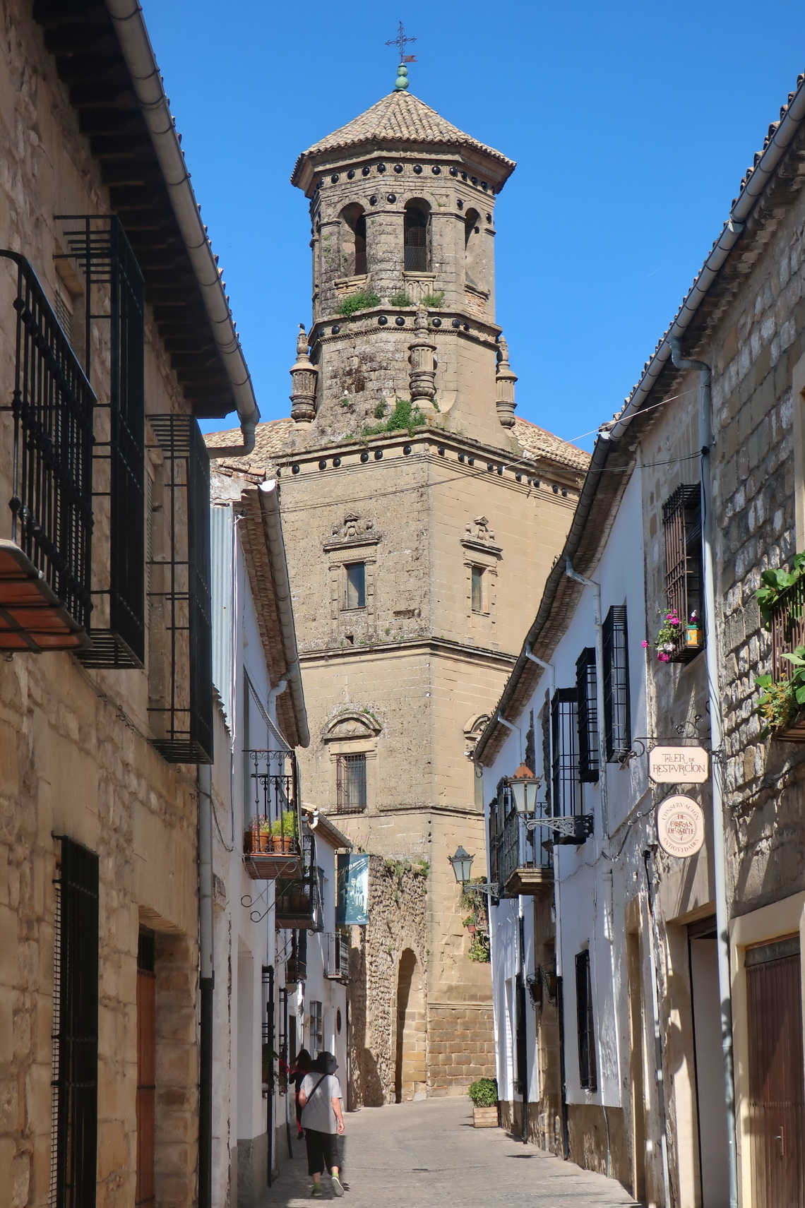 Alley with the cathedral of Baeza