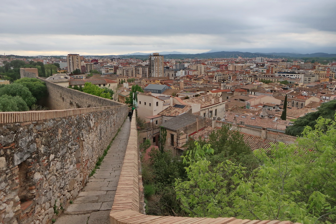 Path Passeig de la Muralla on the city wall