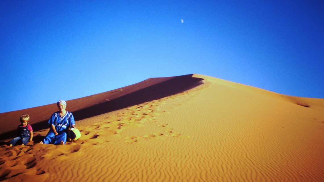 Marion with our daughter Eva near the summit of the 200 meter high dune in the Erg Chebbi sandy area of ​​Tafilalet in 1987