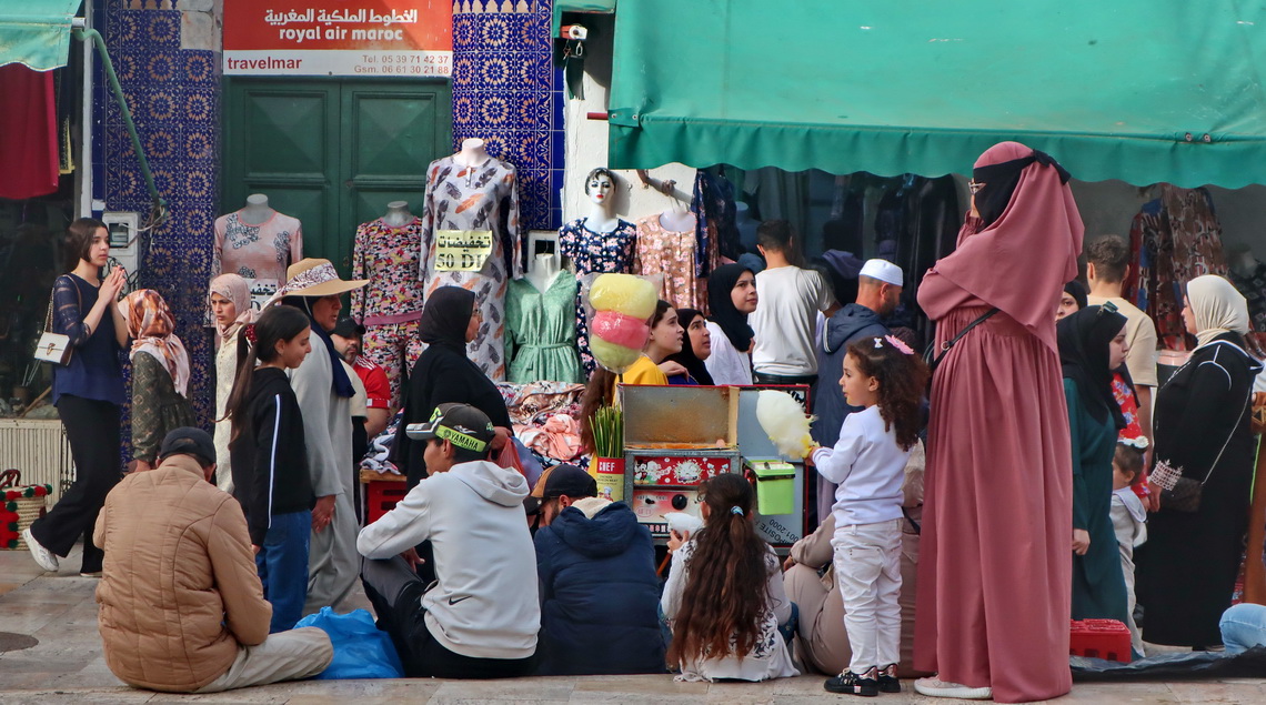 People in Tétouan - traditional and modern