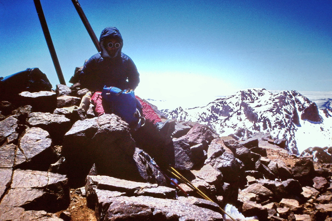 Tommy on the summit of Toubkal in April 1986. In contrast to March 2024, it was extremely cold. On the right side are the then snow-covered mountains Timesguida and Ras Ouanoukrim