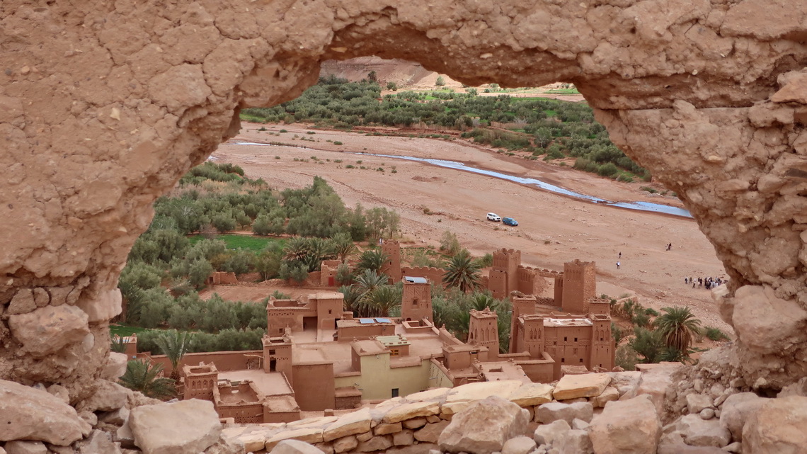 Old arc with the Kasbah of Ait Ben Haddou 