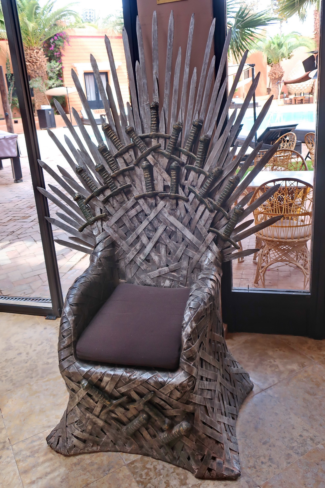 Queen of Dragon's throne in the Oscar Hotel