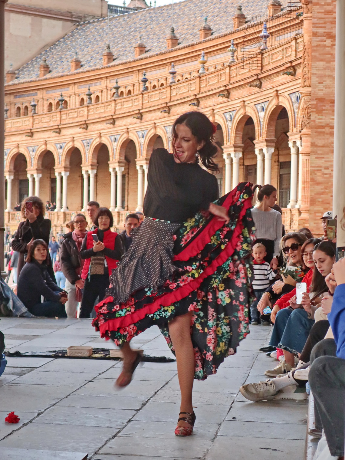 Performance of Flamenco on the huge Plaza de España - free of charge