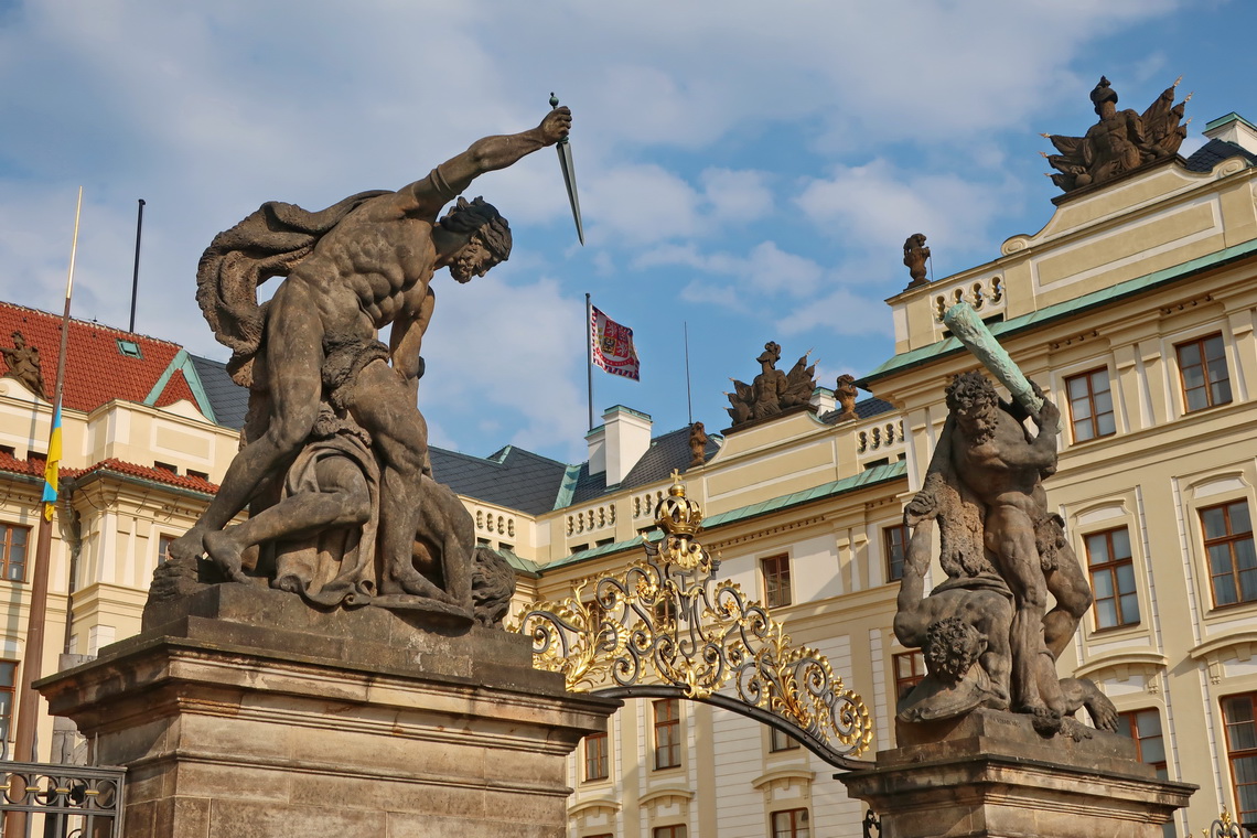 Fighting men on the gate of the castle