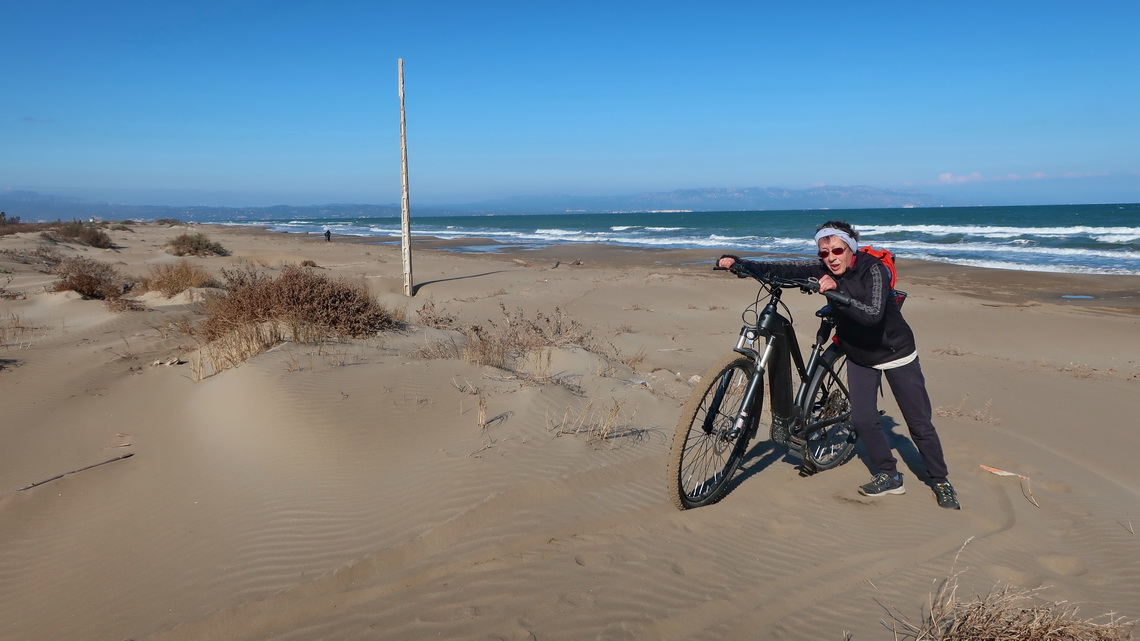 Jutta with her bike on the beach Platja de la Bassa D'Arena