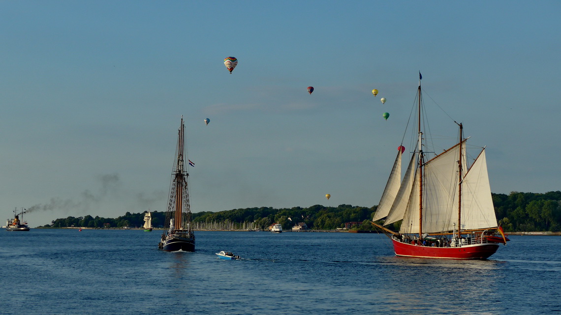 Sailing boats with balloons