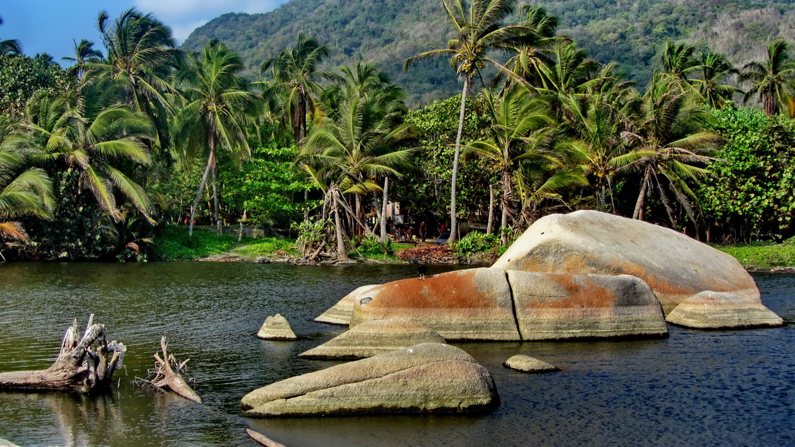 Rocks on the beach between Arrecifes and the bay La Aranilla