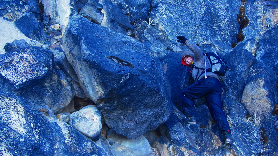 Climbing in the wall to the glacier