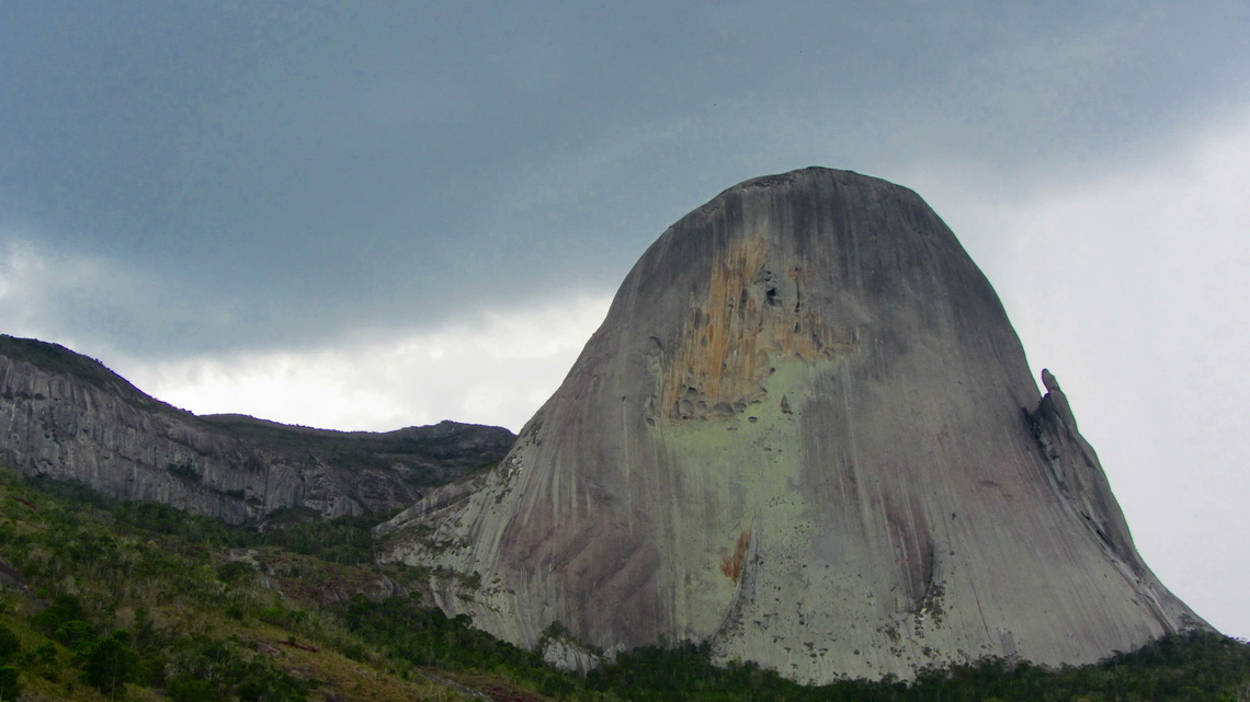 North face of Pedra Azul with the hooky rock "The Lizard"on the left