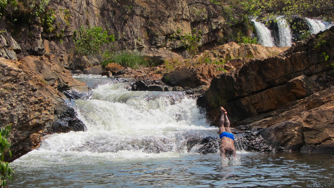 Jumping into the cold water of the Indaia river on a hot day 