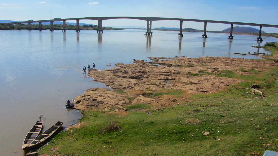 Between Brasilia and Salvador we crossed the majestic river Rio Sao Francisco, after Amazon and Parana the third biggest in Brazil