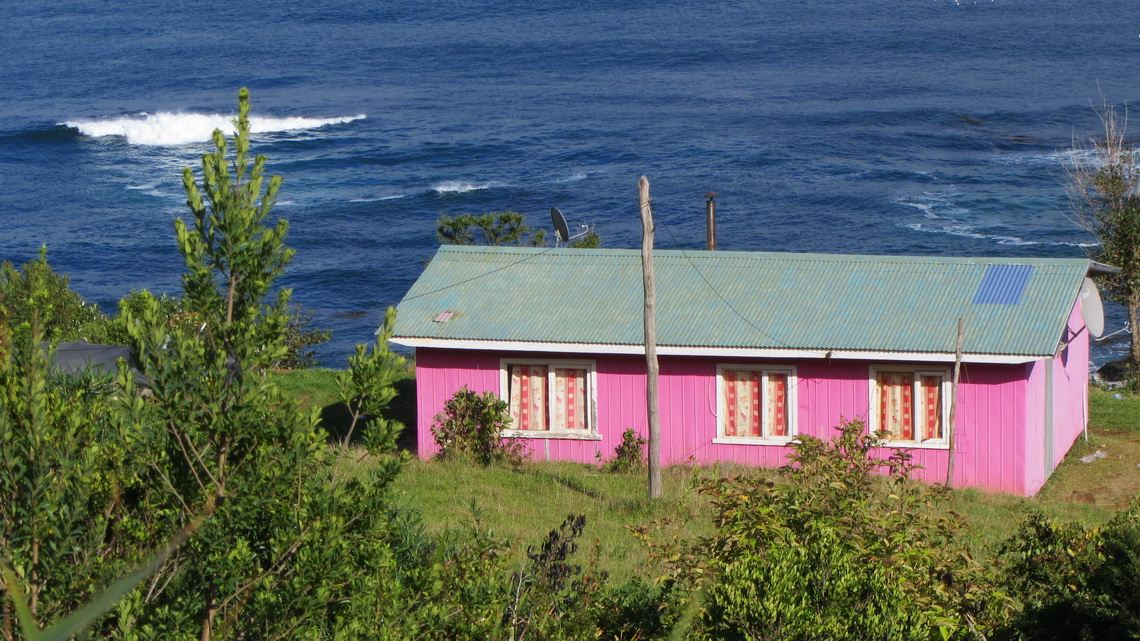 Pink house on the beach between Niebla and Punta Curinanco
