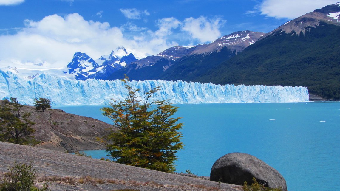 Glaciar Perito Moreno from the way behind the parking lot