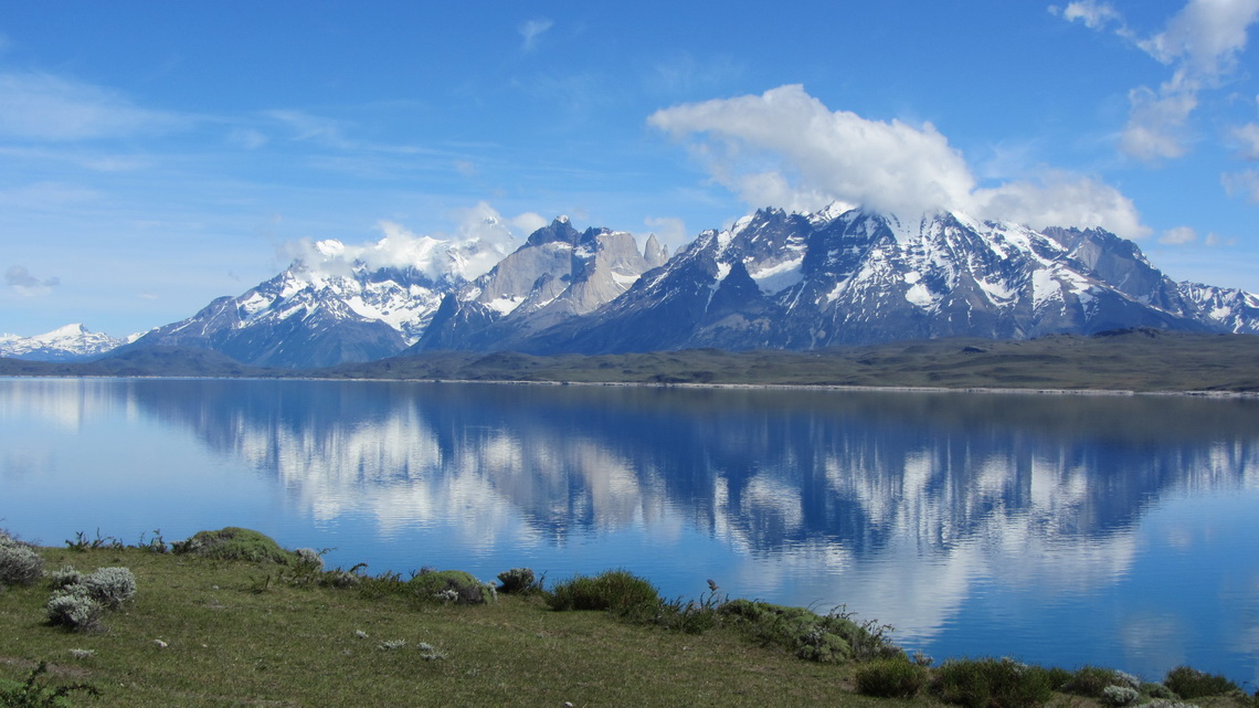 Lago Sarmiento de Gamba on the street to Laguna Verde with the full range Torres del Paine