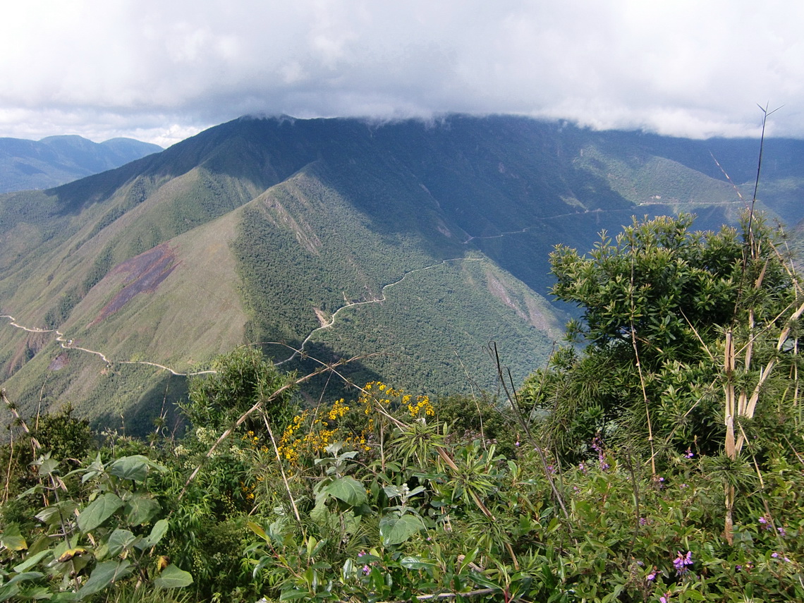Camino de la Muerte from the new street to the Yungas