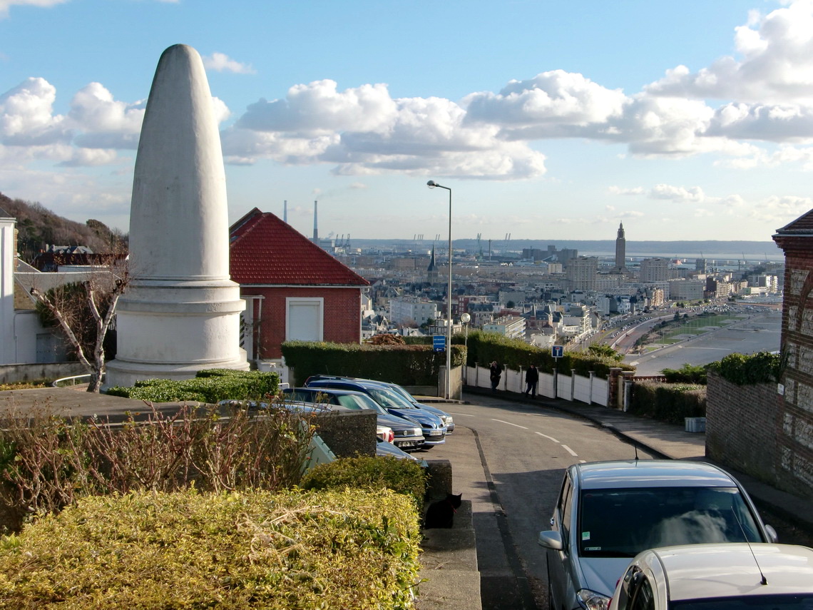 Le Havre with war memorial