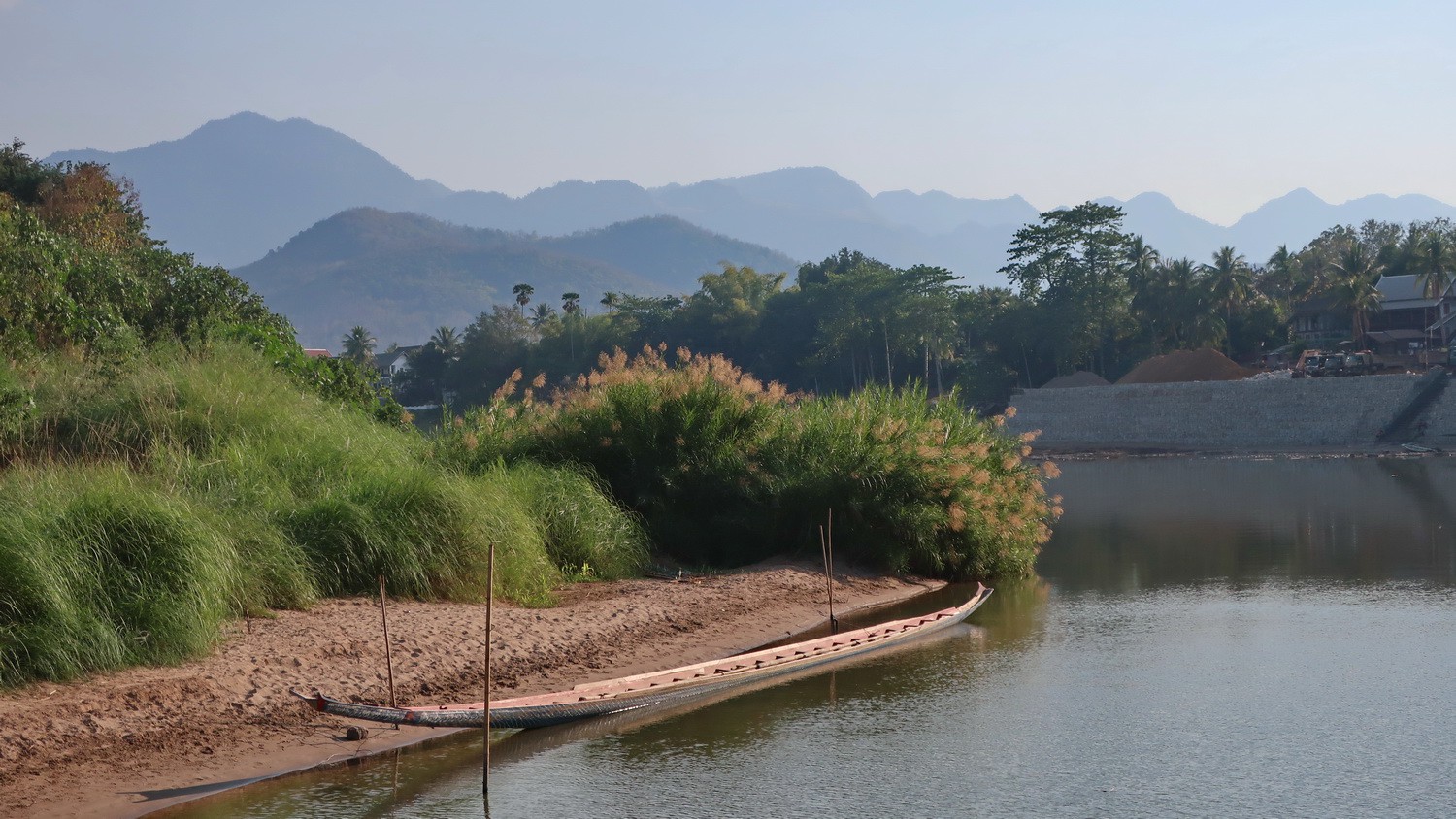 Ritual longboat of the monks on Nam Khan river