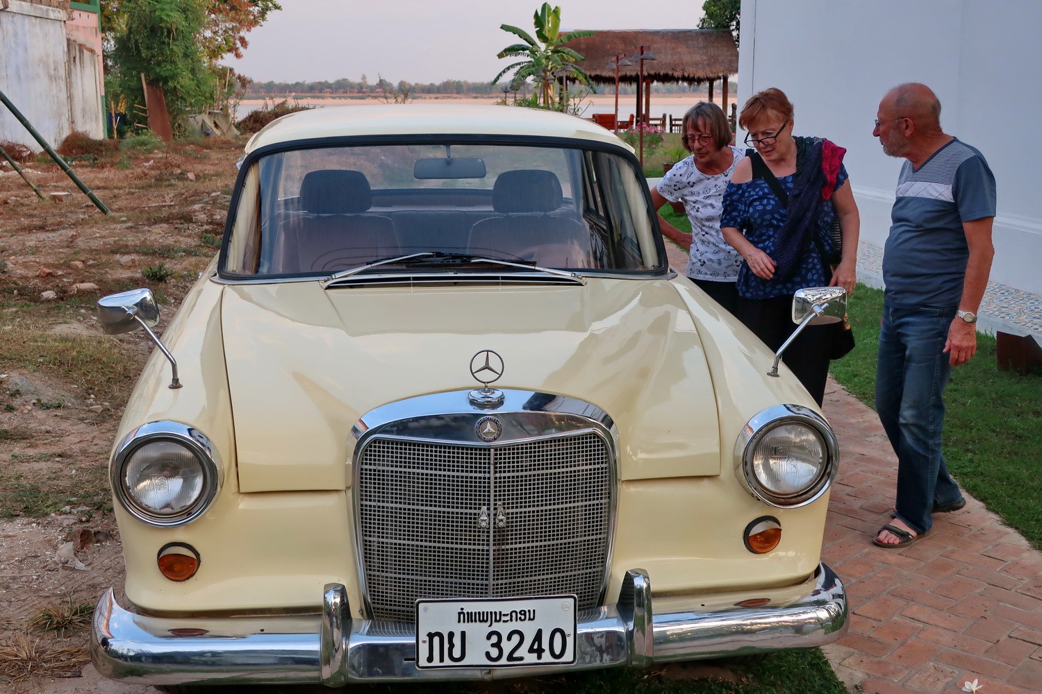 Old Mercedes Benz close to Sala Anouxa Guesthouse