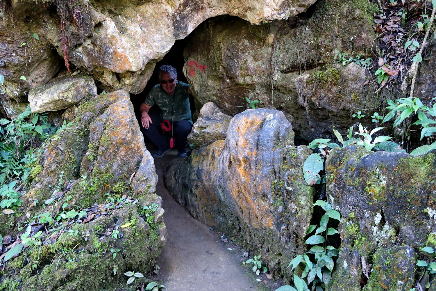 Narrow passage to the shrine on Ham Rong Mountain