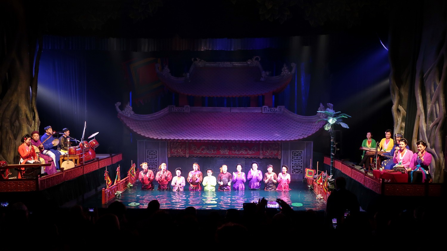 The playing people in the Thang Long Water Puppet Theater