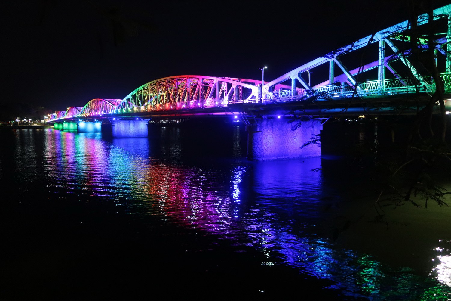 Truong Tien Bridge at night