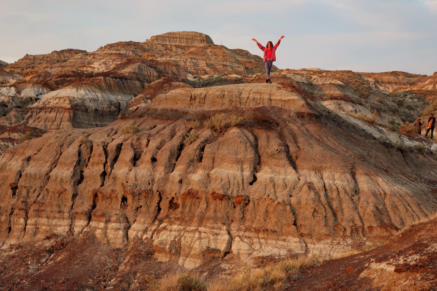 Rosemarie with the badlands of Horse Thief Canyon