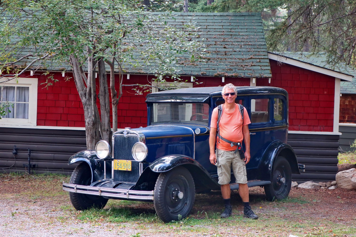 Alfred with an oldtimer on the parking lot of Johnston Canyon