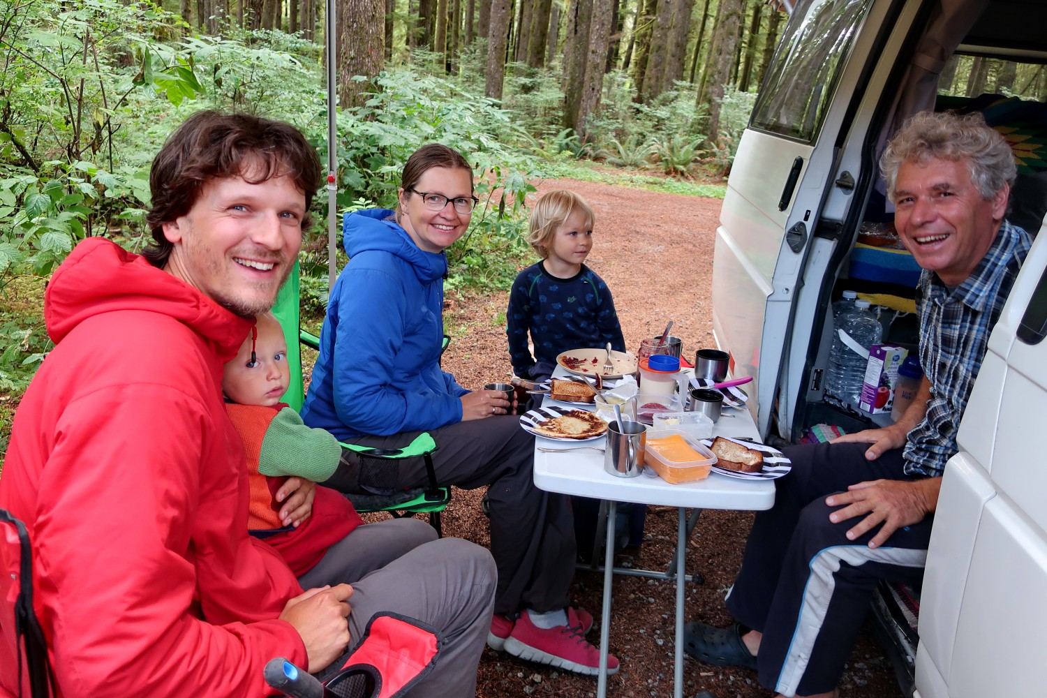 Breakfast on Elk Creek with a brave German Family which travels with two bikes