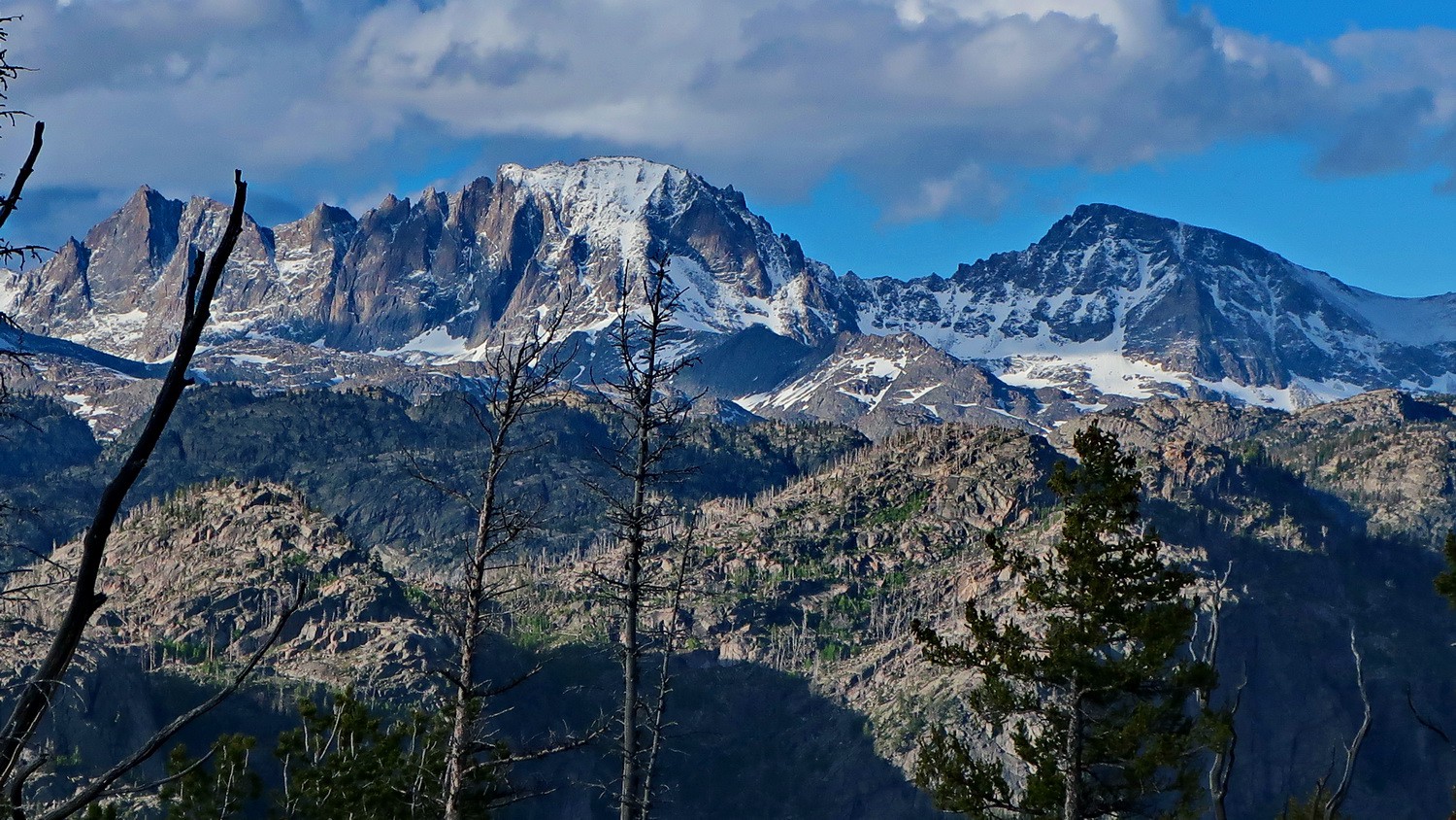 4177 meters high Fremont Peak (center) and 4114 meters high Jackson Peak (right)
