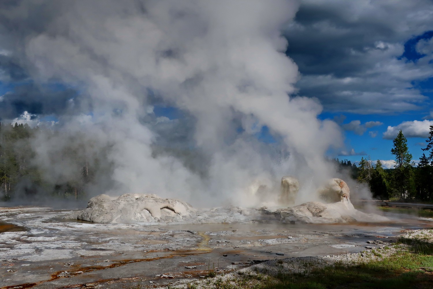 Grotto Geyser in action