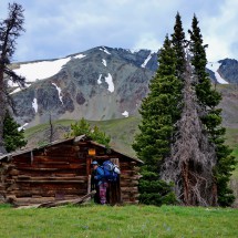 Little mountain hut with the eastern face of the high plateau in front of Francs Peak