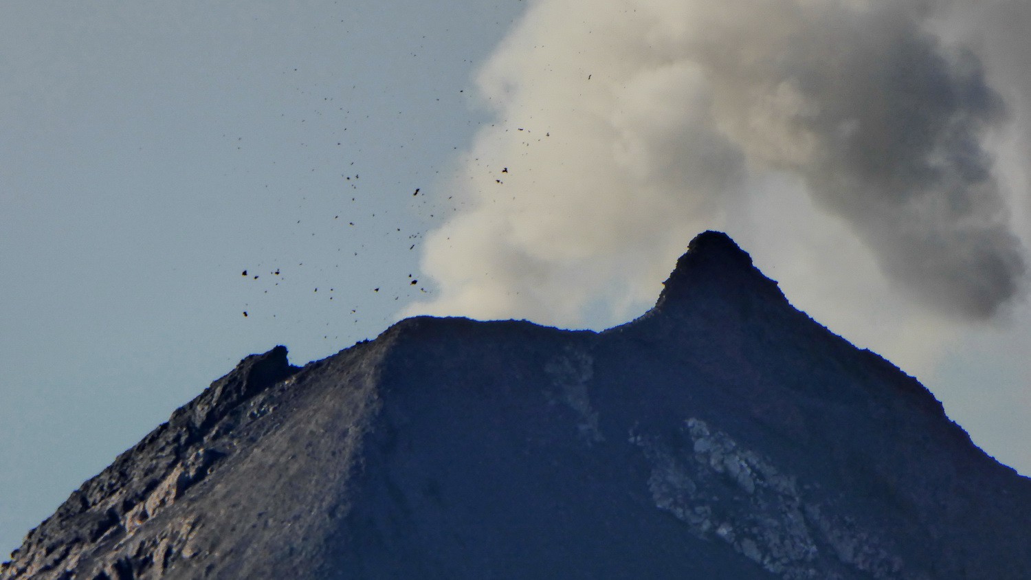 Volcan Fuego threw huge stones ...