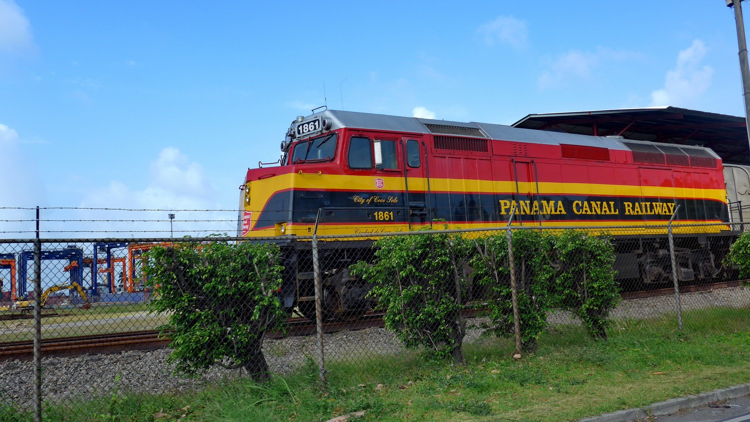 The train which operates parallel to the Panama Canal