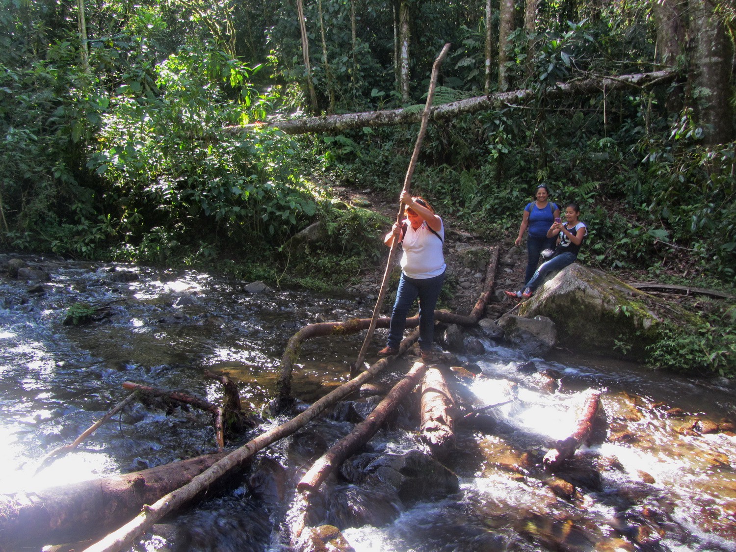 Crossing a stream on Sendero los Quetzales