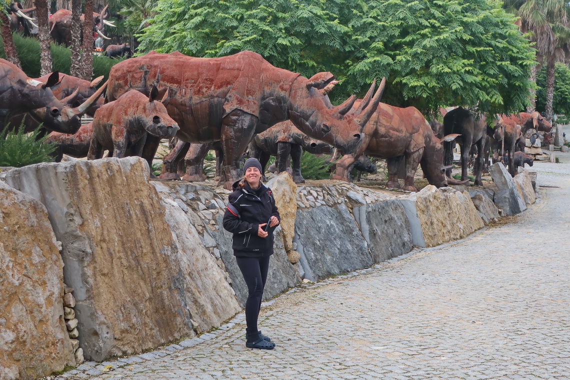 Hanna with iron rhinos in the Bacalhôa Buddha Eden Park