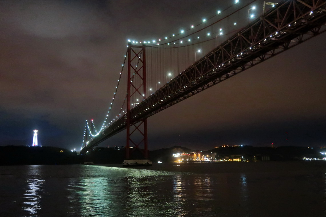 Christo Rei - Jesus and bridge Gargalo do Tejo at night