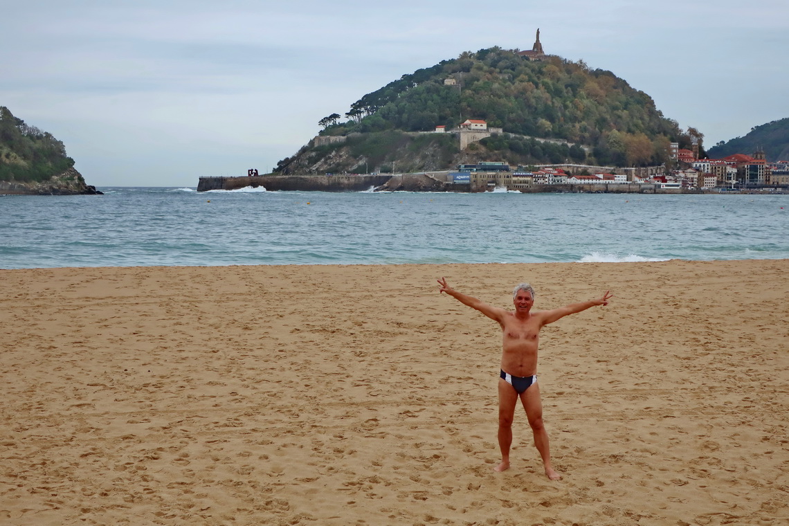 Alfred's first swim in the Atlantic Ocean of this itinerary on wonderful Playa de la Concha with the mountain Urgull