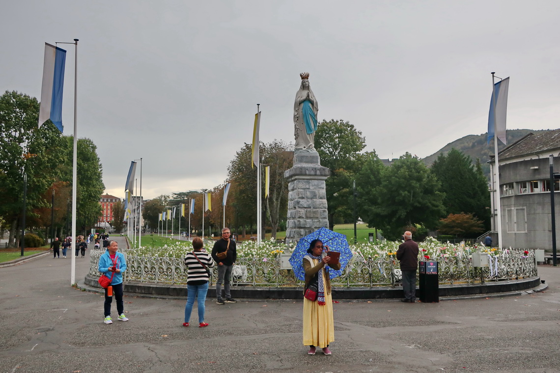 Statue of holy Bernadette (1844 to 1879)