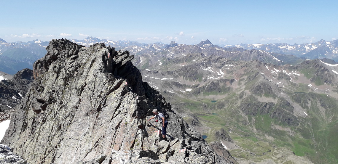 Scrambling on the northeast ridge of Hexenkopf 