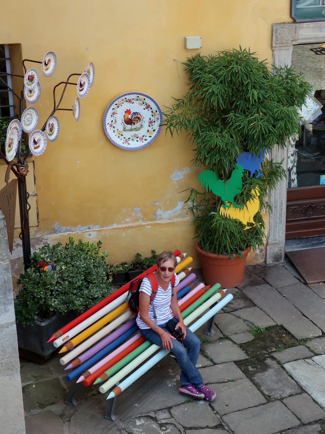 Jutta on a funny bench in Mondivi