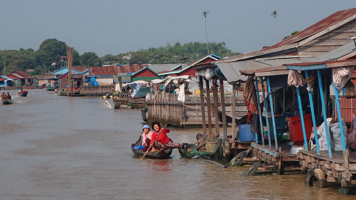 Busy Khum Koh Chiveang Floating Village