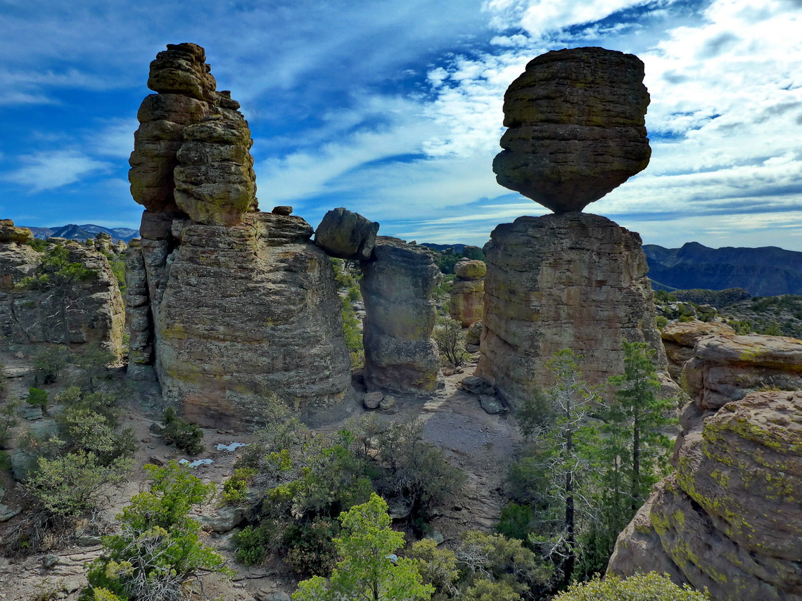 Huge balanced rock (diameter 22 feet - 7 meters, weight 1000 tons , height 25 feet - 8 meters)