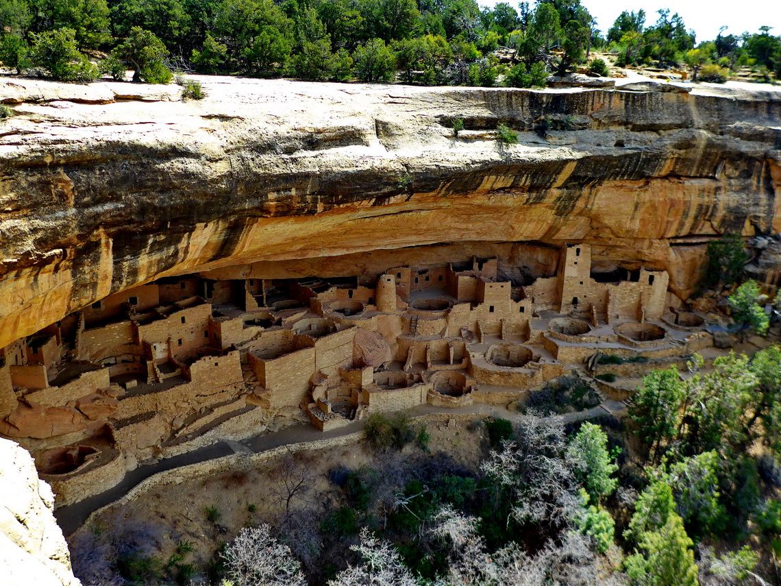 Cliff Palace which is with 150 rooms and 23 kivas (round sunken rooms of ceremonial importance) the largest cliff dwelling in North America