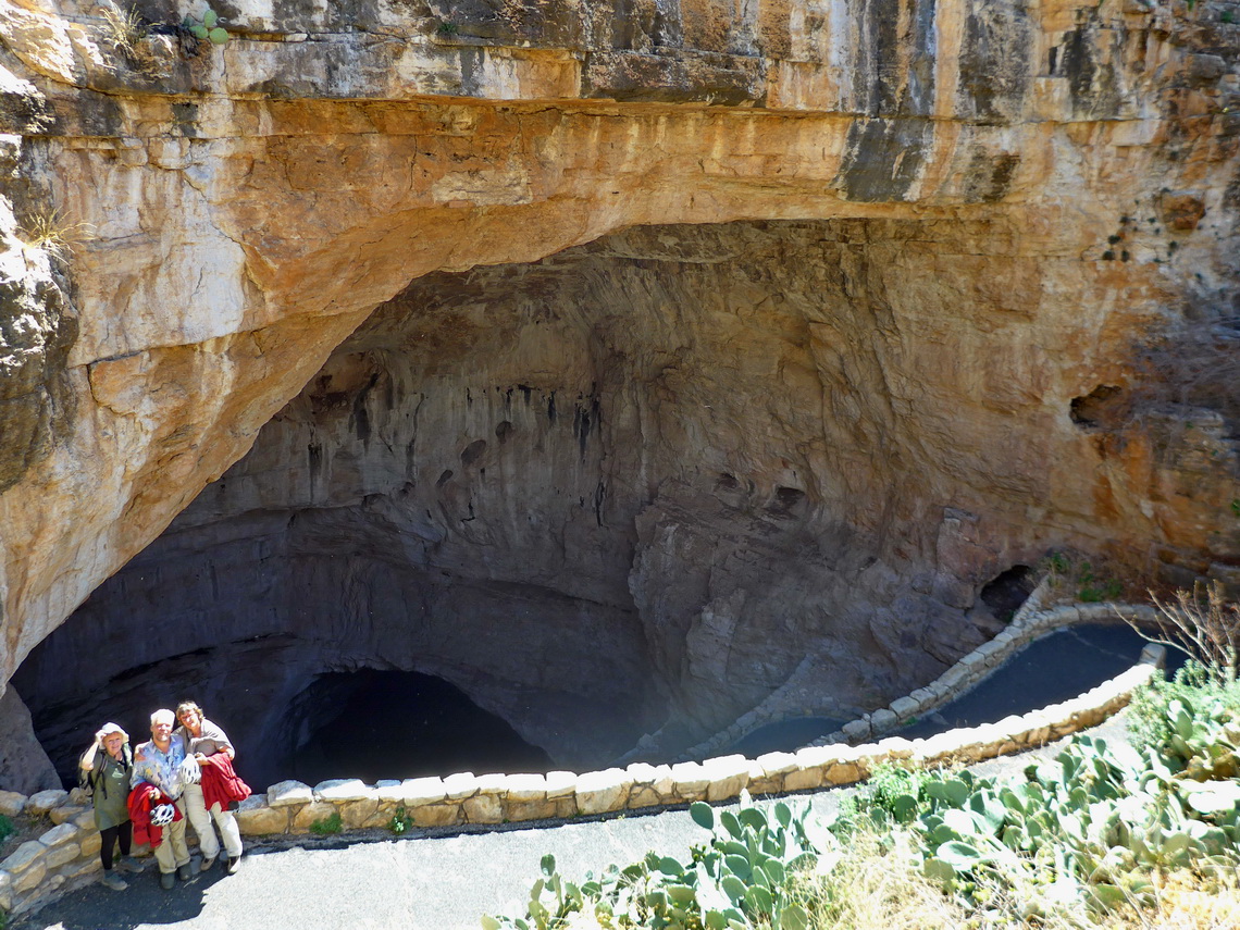 Marion, Elmar and Ilse at the entrance of the Carlsbad Caverns