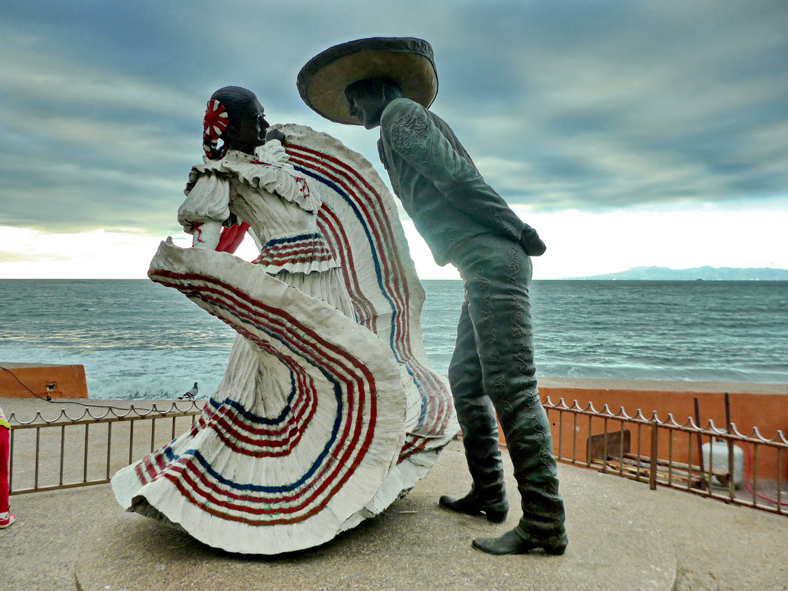 Dancing couple on the waterfront of Puerto Vallarta (made of iron!)