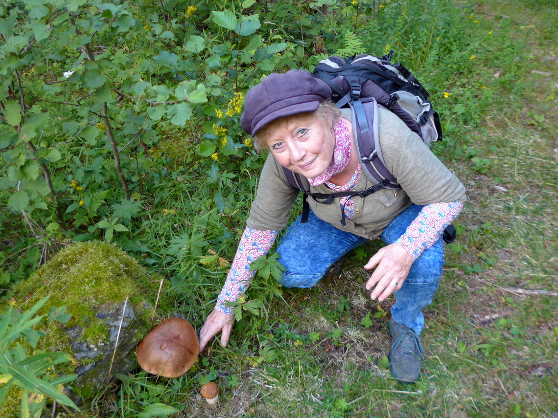 Happy Marion with porcini mushrooms on foot of Honingsberget